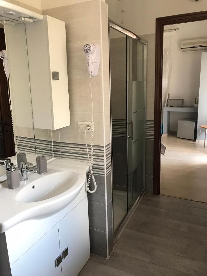 Bella Vita Guesthouse -Parcheggio Privato Interno Арона Экстерьер фото