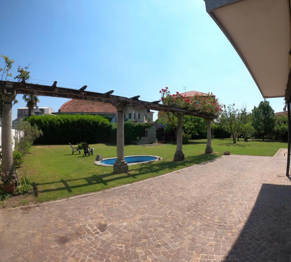 Bella Vita Guesthouse -Parcheggio Privato Interno Арона Экстерьер фото