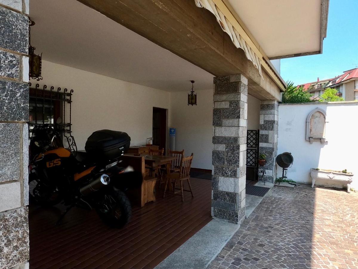 Bella Vita Guesthouse -Parcheggio Privato Interno Арона Экстерьер фото
