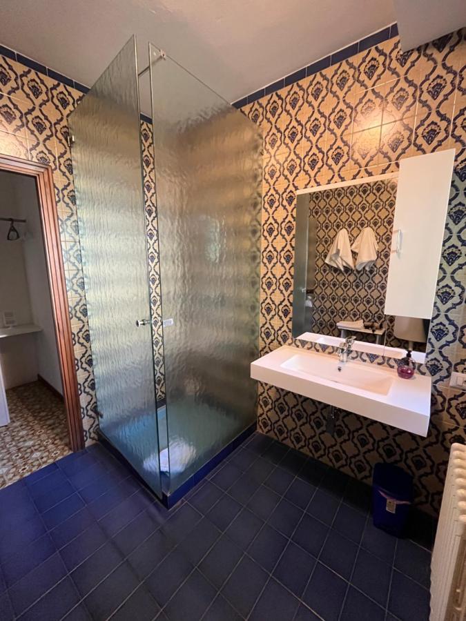 Bella Vita Guesthouse -Parcheggio Privato Interno Арона Экстерьер фото