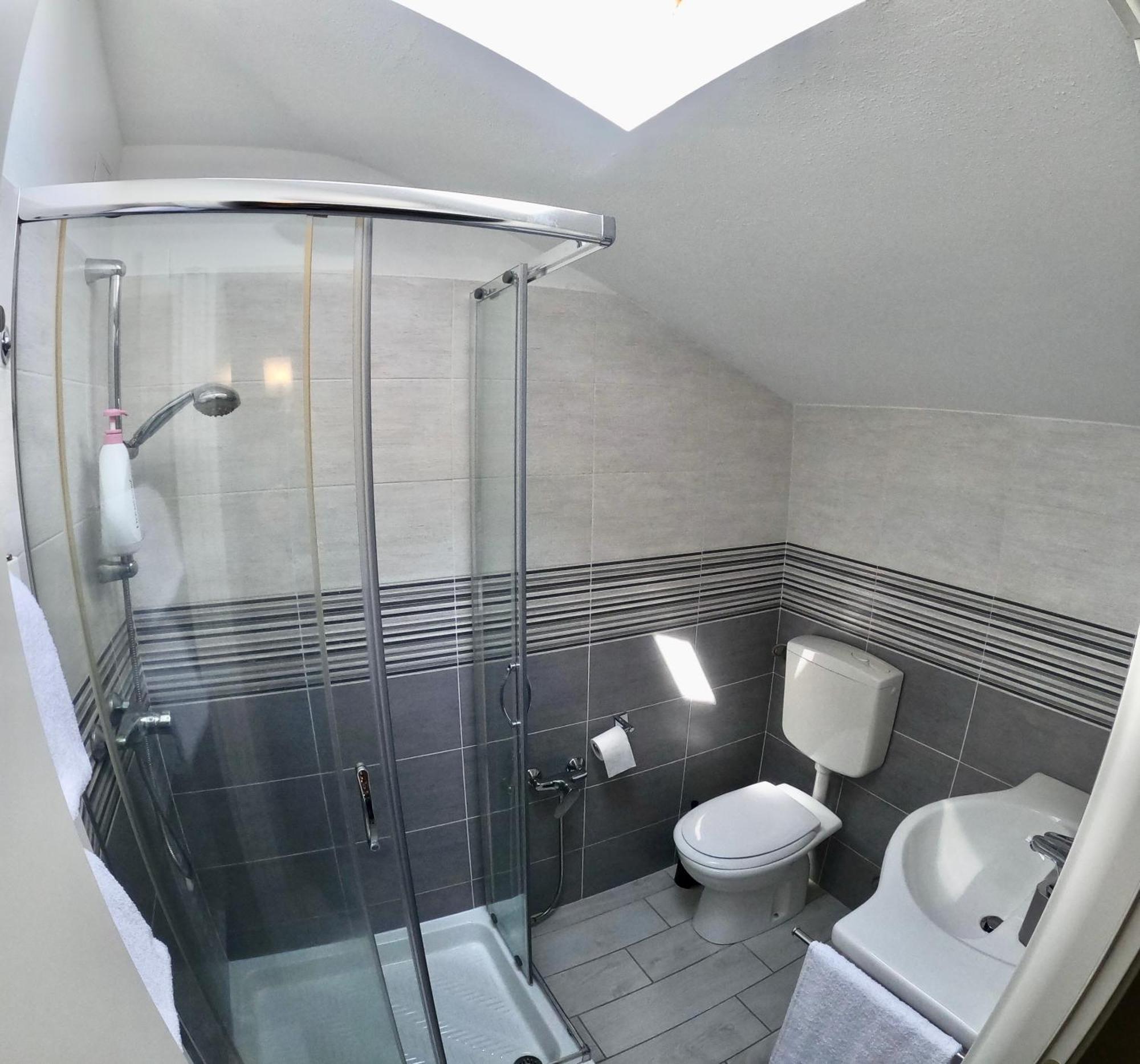 Bella Vita Guesthouse -Parcheggio Privato Interno Арона Экстерьер фото