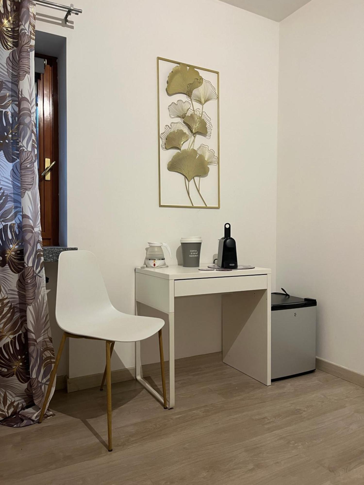 Bella Vita Guesthouse -Parcheggio Privato Interno Арона Экстерьер фото