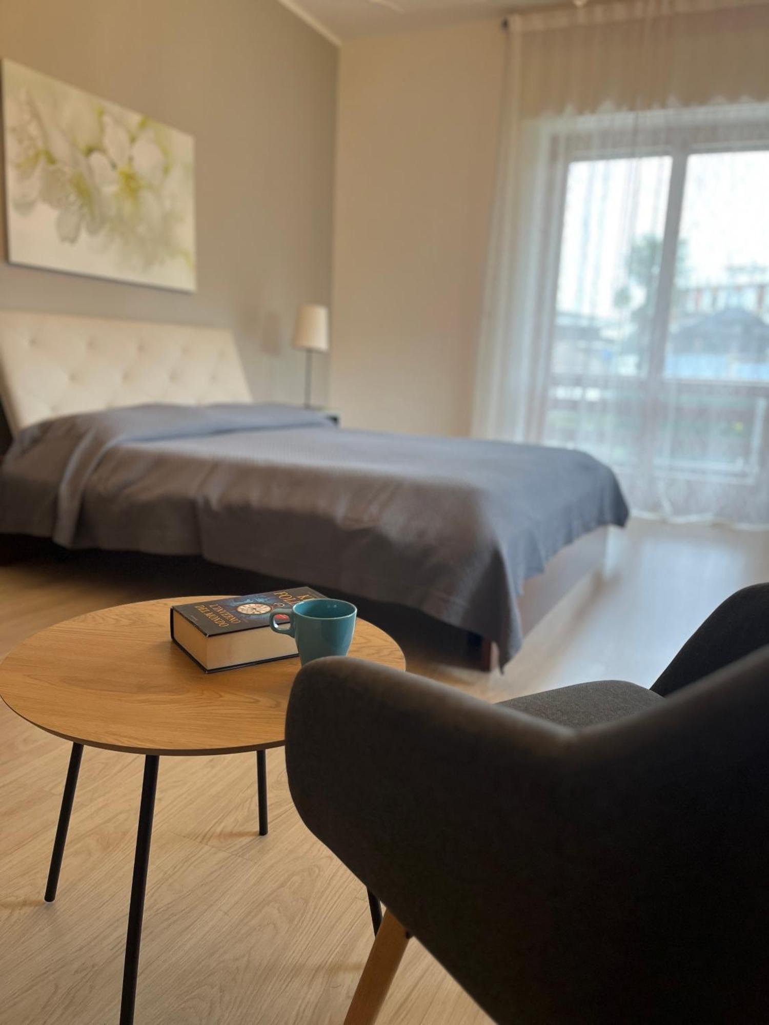 Bella Vita Guesthouse -Parcheggio Privato Interno Арона Экстерьер фото