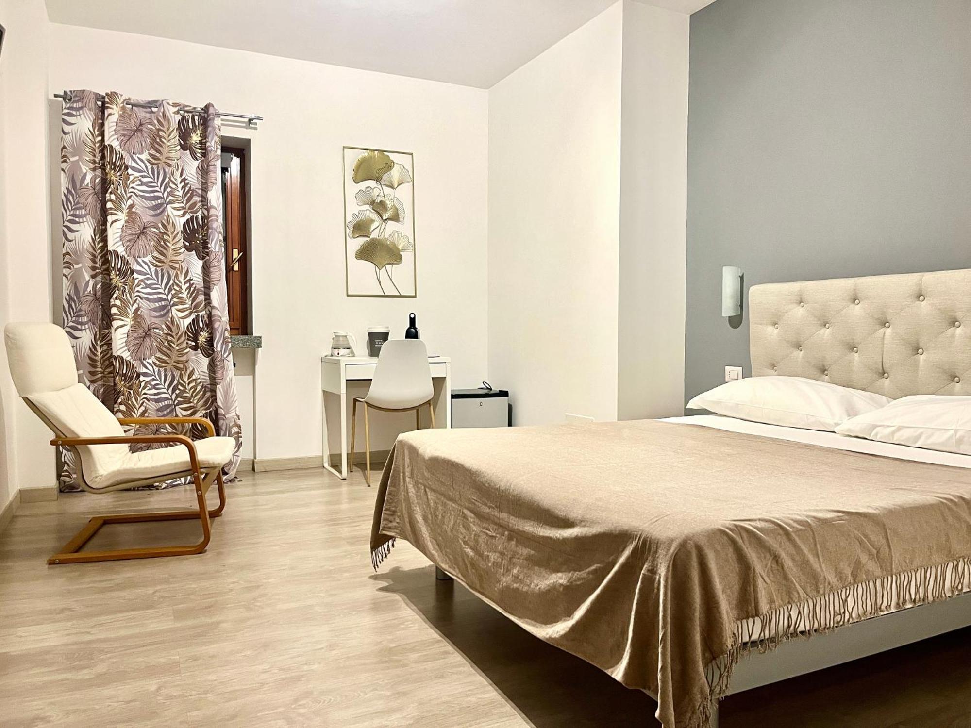Bella Vita Guesthouse -Parcheggio Privato Interno Арона Экстерьер фото