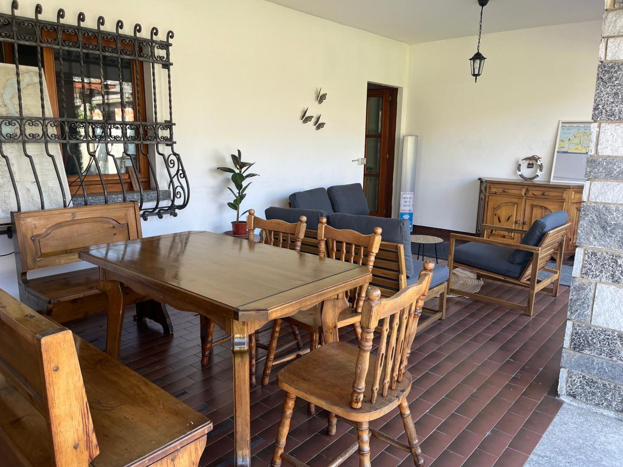 Bella Vita Guesthouse -Parcheggio Privato Interno Арона Экстерьер фото
