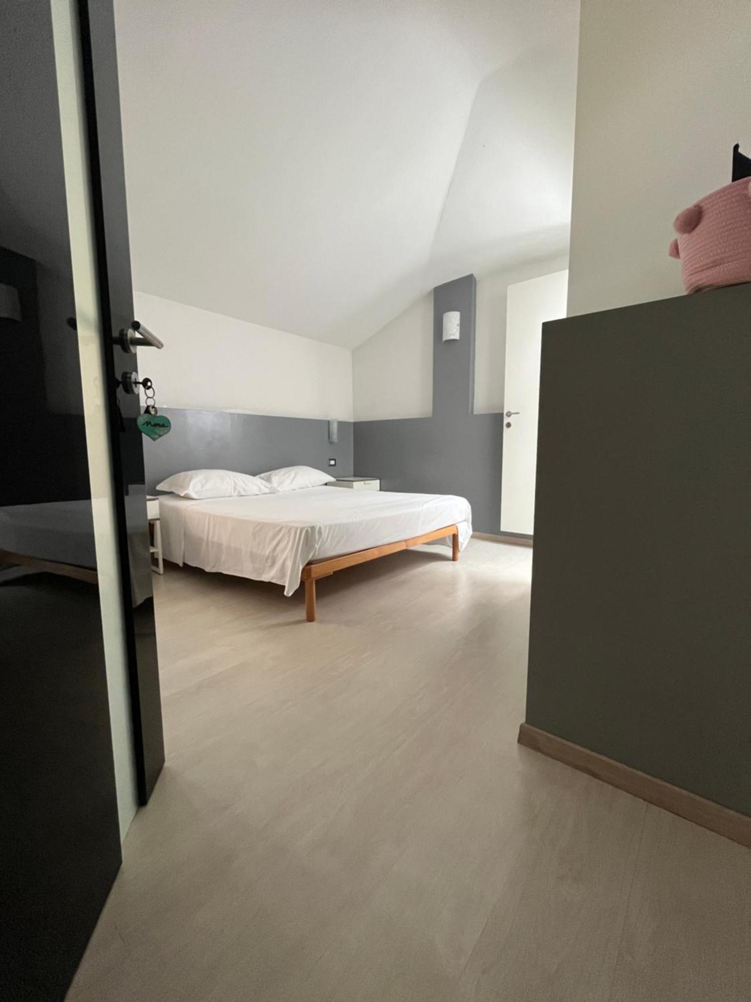 Bella Vita Guesthouse -Parcheggio Privato Interno Арона Экстерьер фото