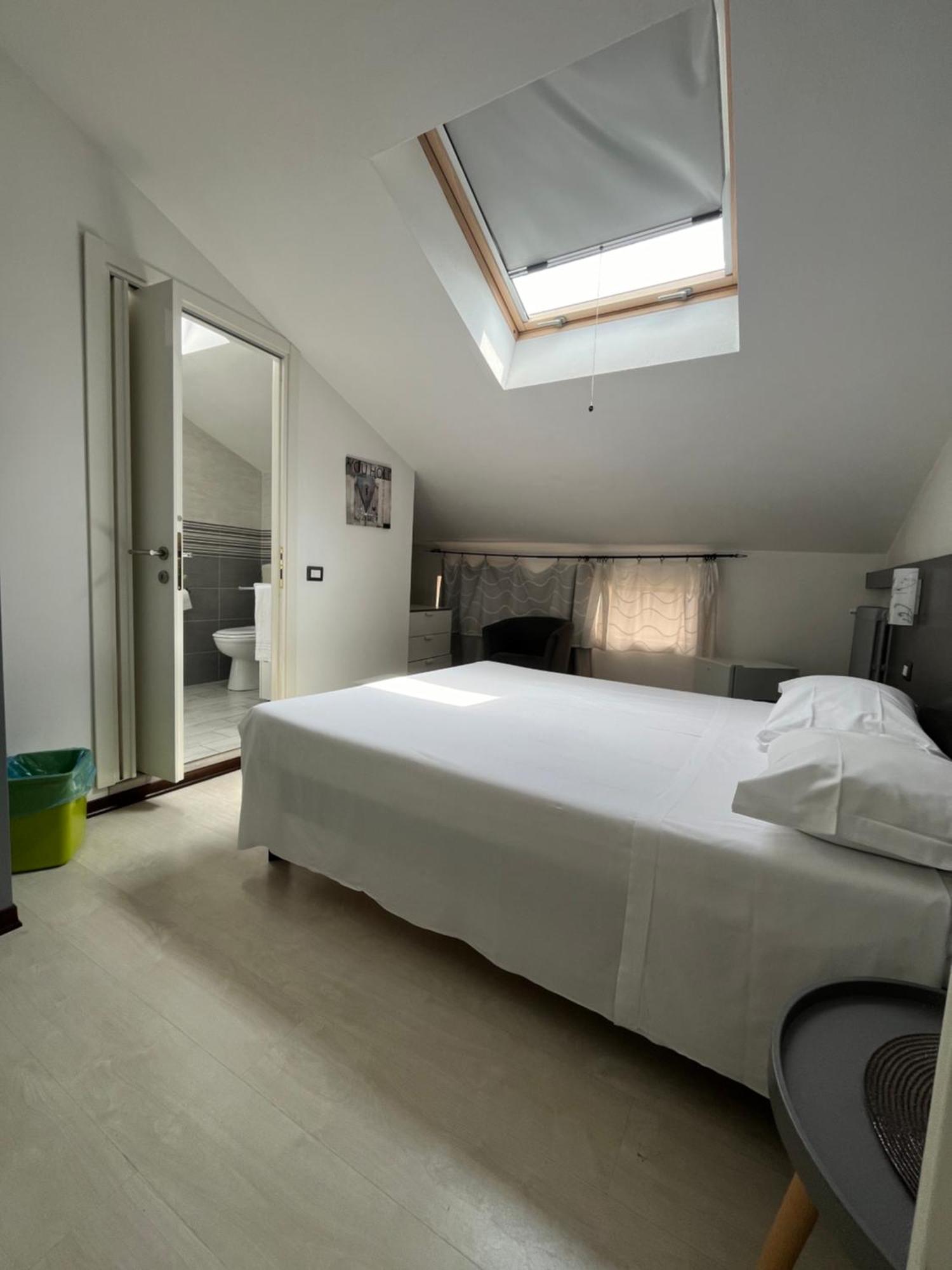 Bella Vita Guesthouse -Parcheggio Privato Interno Арона Экстерьер фото