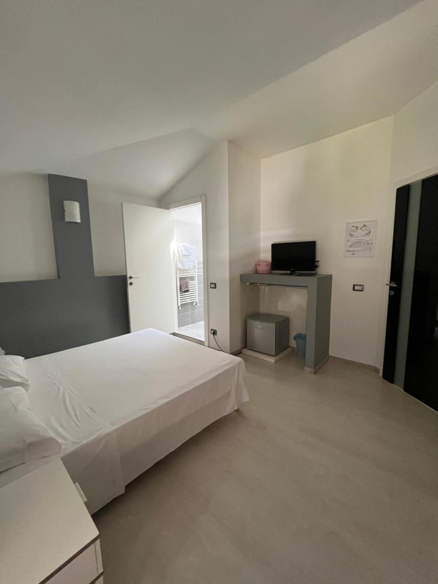 Bella Vita Guesthouse -Parcheggio Privato Interno Арона Экстерьер фото