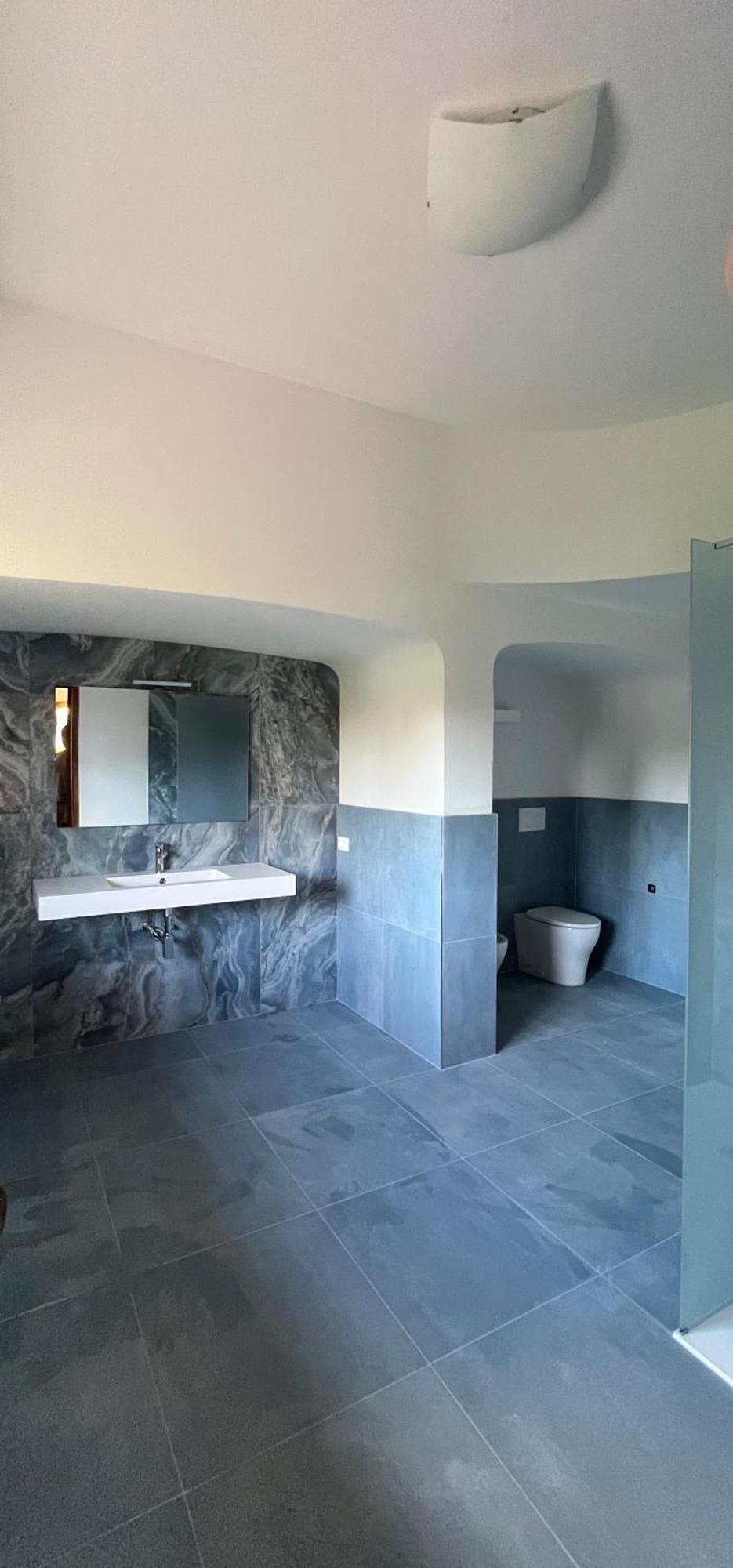 Bella Vita Guesthouse -Parcheggio Privato Interno Арона Экстерьер фото