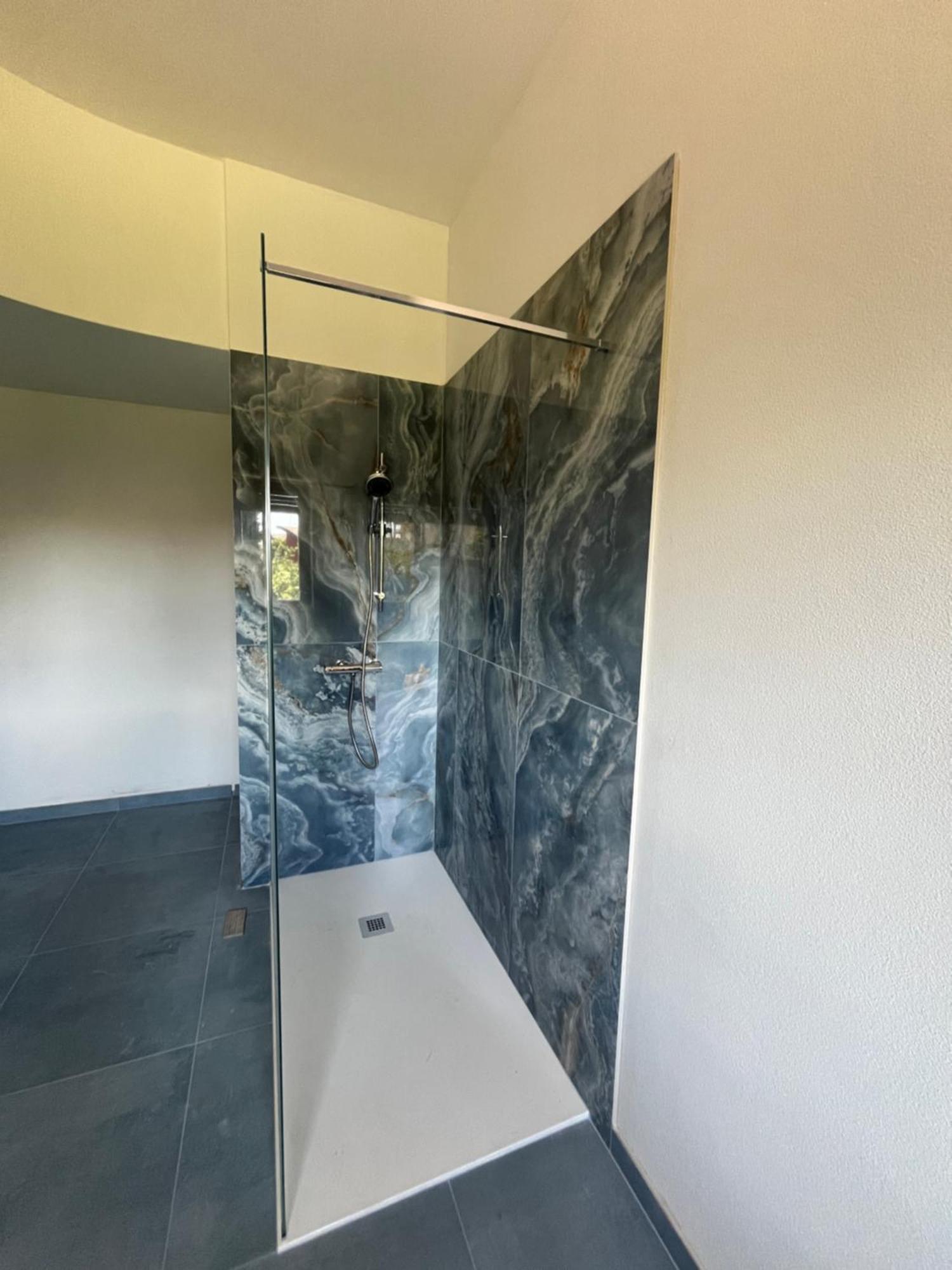 Bella Vita Guesthouse -Parcheggio Privato Interno Арона Экстерьер фото