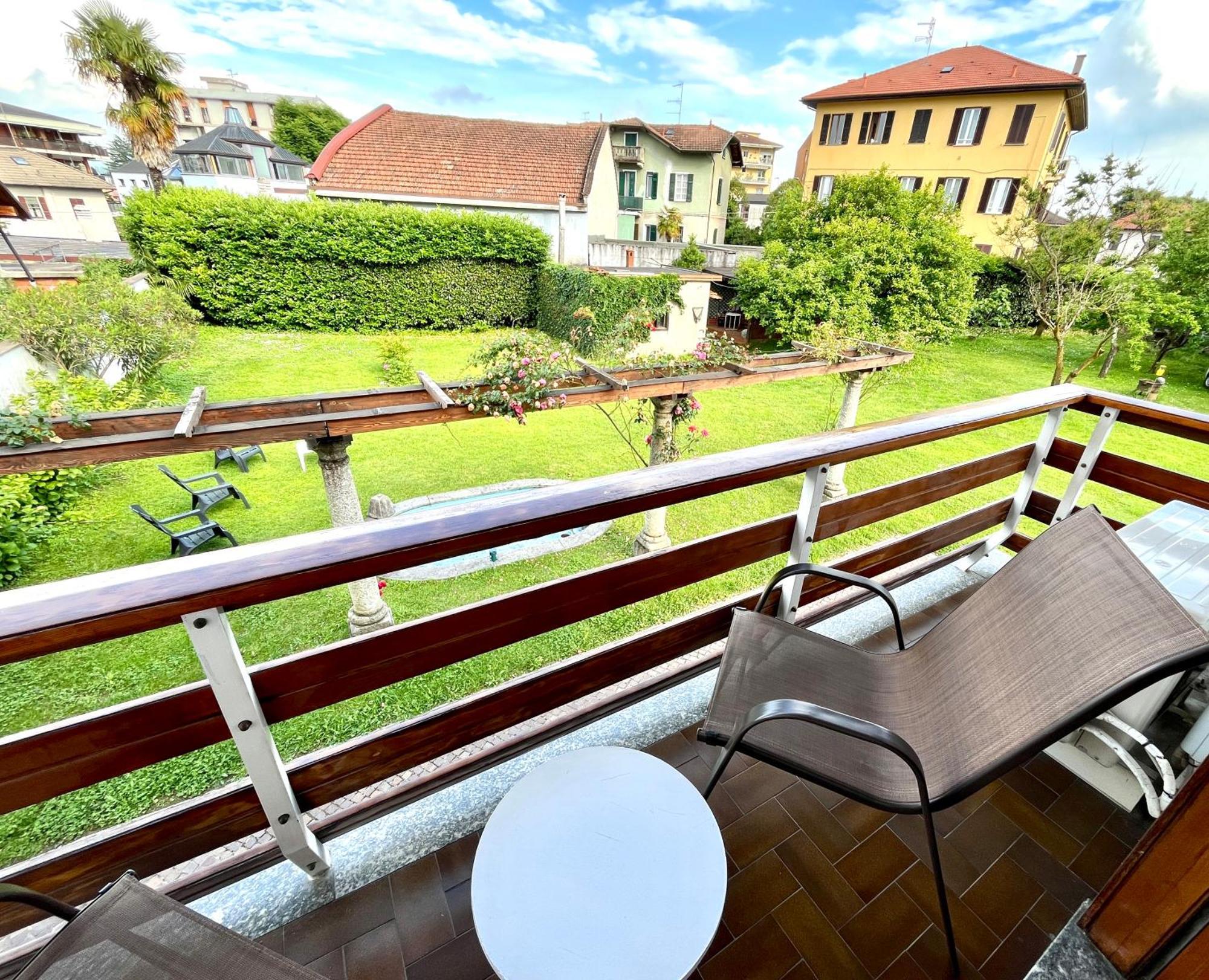 Bella Vita Guesthouse -Parcheggio Privato Interno Арона Экстерьер фото