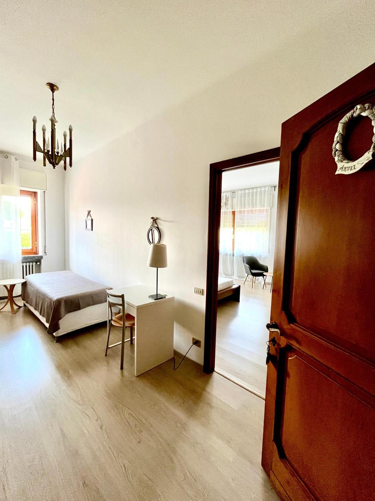 Bella Vita Guesthouse -Parcheggio Privato Interno Арона Экстерьер фото