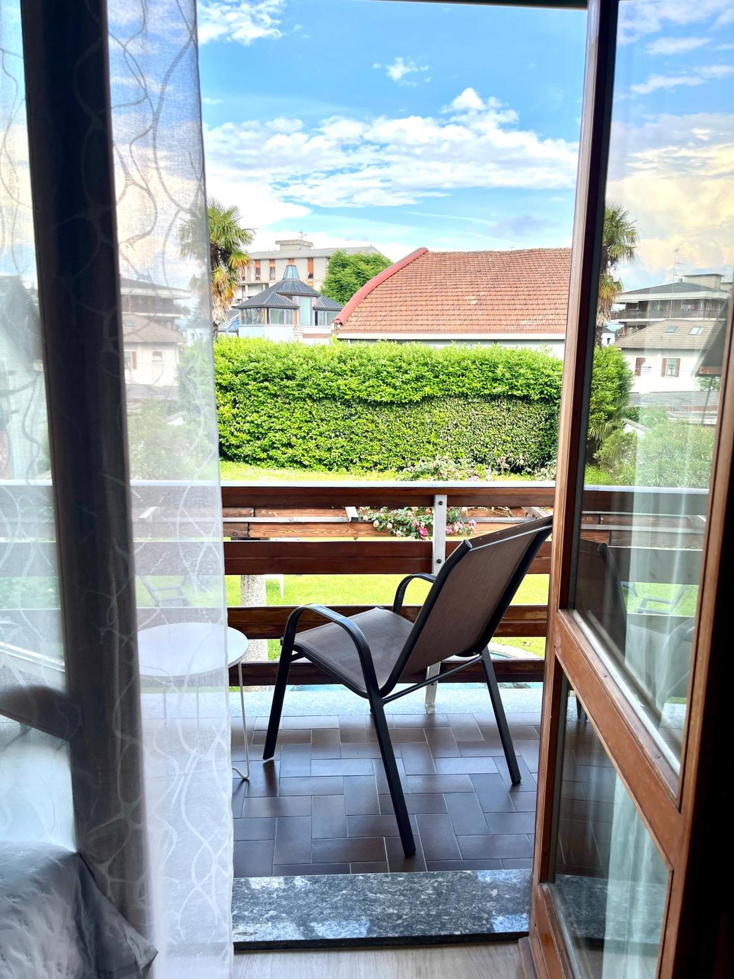 Bella Vita Guesthouse -Parcheggio Privato Interno Арона Экстерьер фото