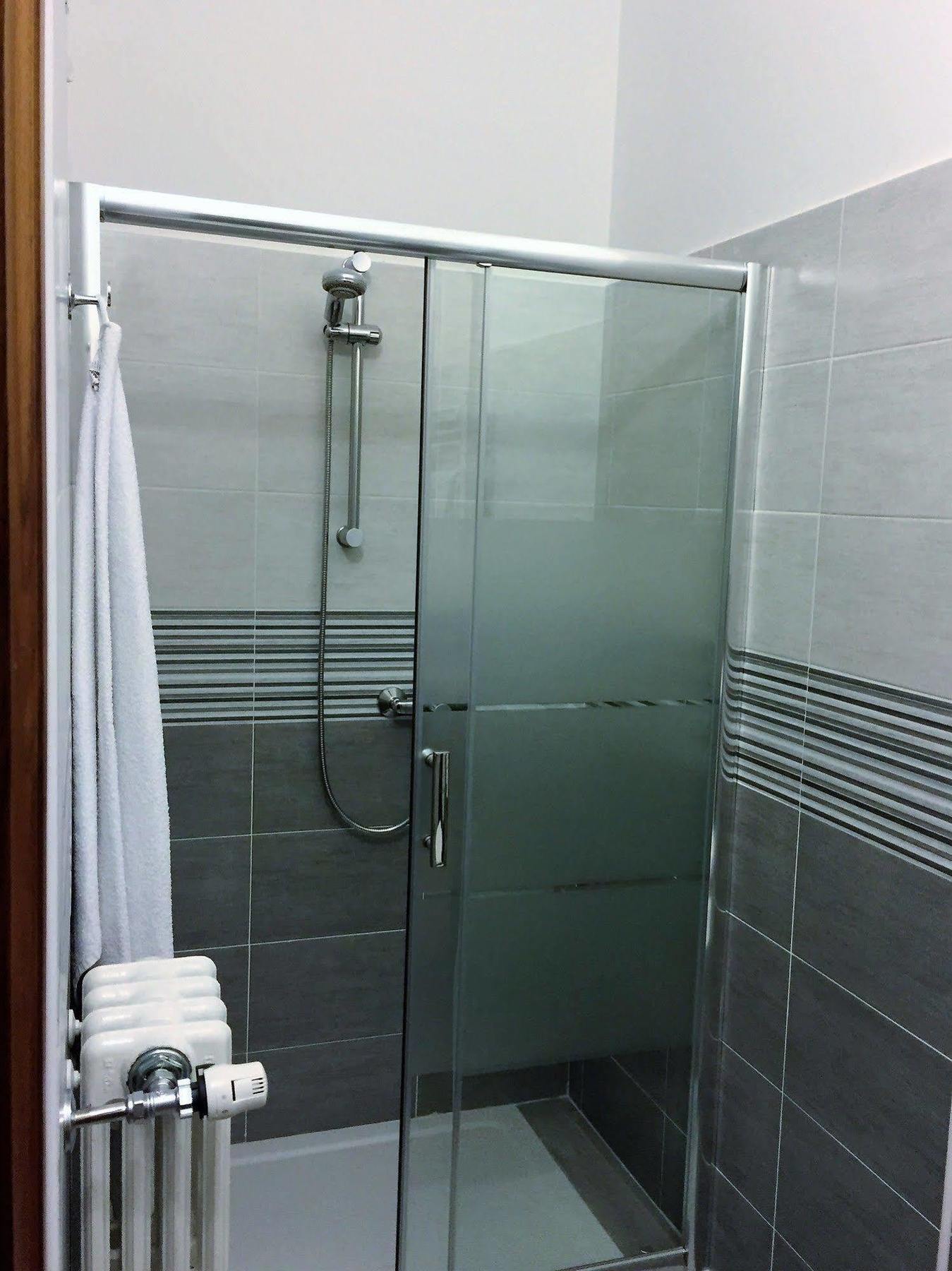 Bella Vita Guesthouse -Parcheggio Privato Interno Арона Экстерьер фото