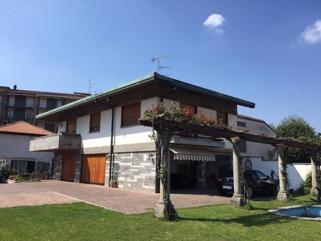 Bella Vita Guesthouse -Parcheggio Privato Interno Арона Экстерьер фото
