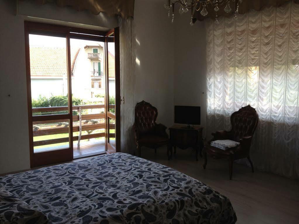 Bella Vita Guesthouse -Parcheggio Privato Interno Арона Экстерьер фото
